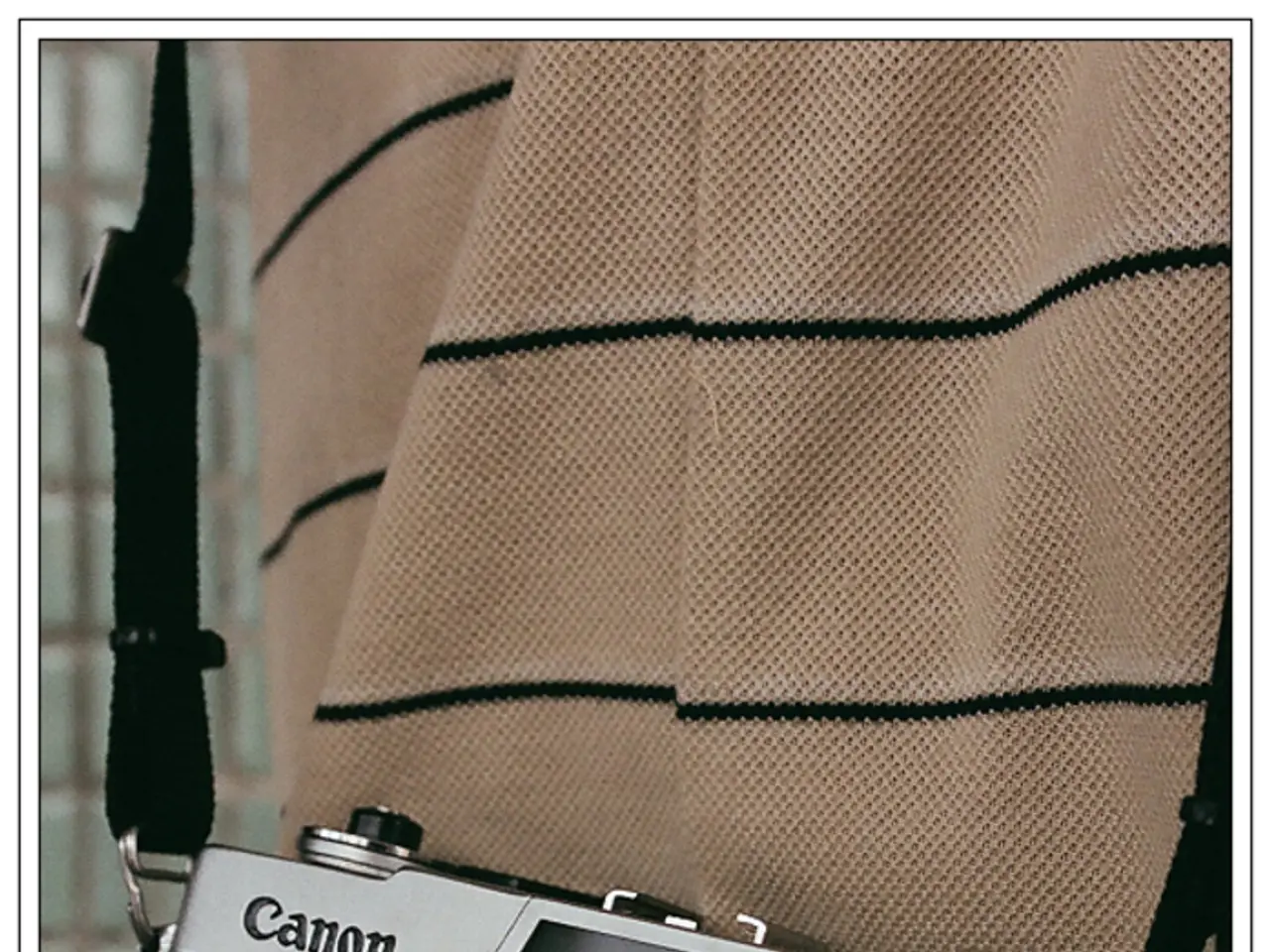 In this picture there is a camera in the center of the image and a man behind it, it seems to be it...