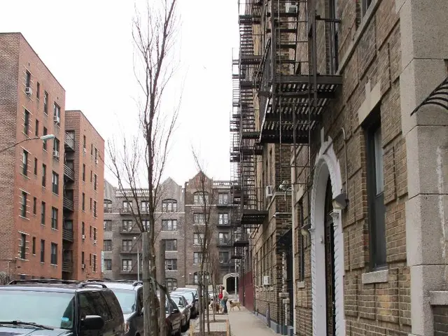 There are few cars,buildings in the right corner and there are few other buildings in the left...