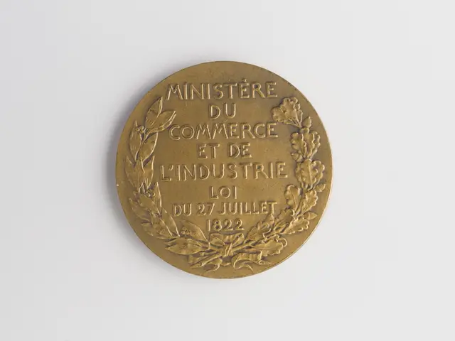 The image shows a gold medal with the words "Ministère du Commerce et de l'Industrie" inscribed on...
